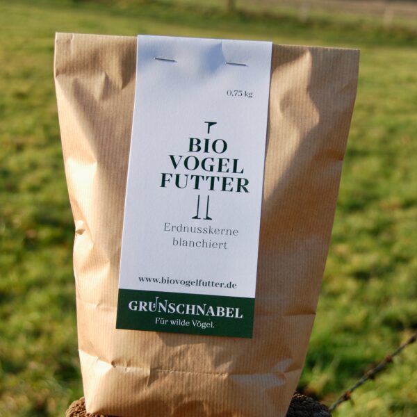 Packung Erdnüsse als Vogelfutter