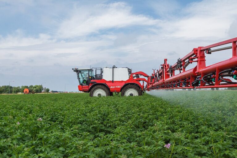 Eine selbstfahrende landwirtschaftliche Feldspritze zum Ausbringen von Pflanzenschutzmitteln.